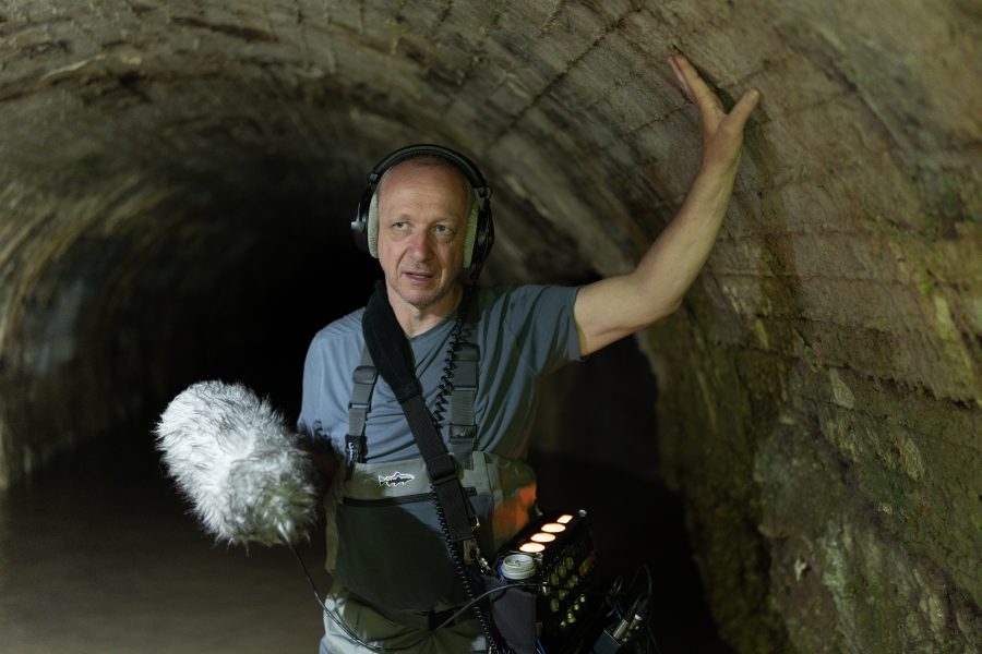 Gašper Loborec med snemanjem zvoka v zapuščenem predoru za HE na Soči (foto Rožle Bregar)