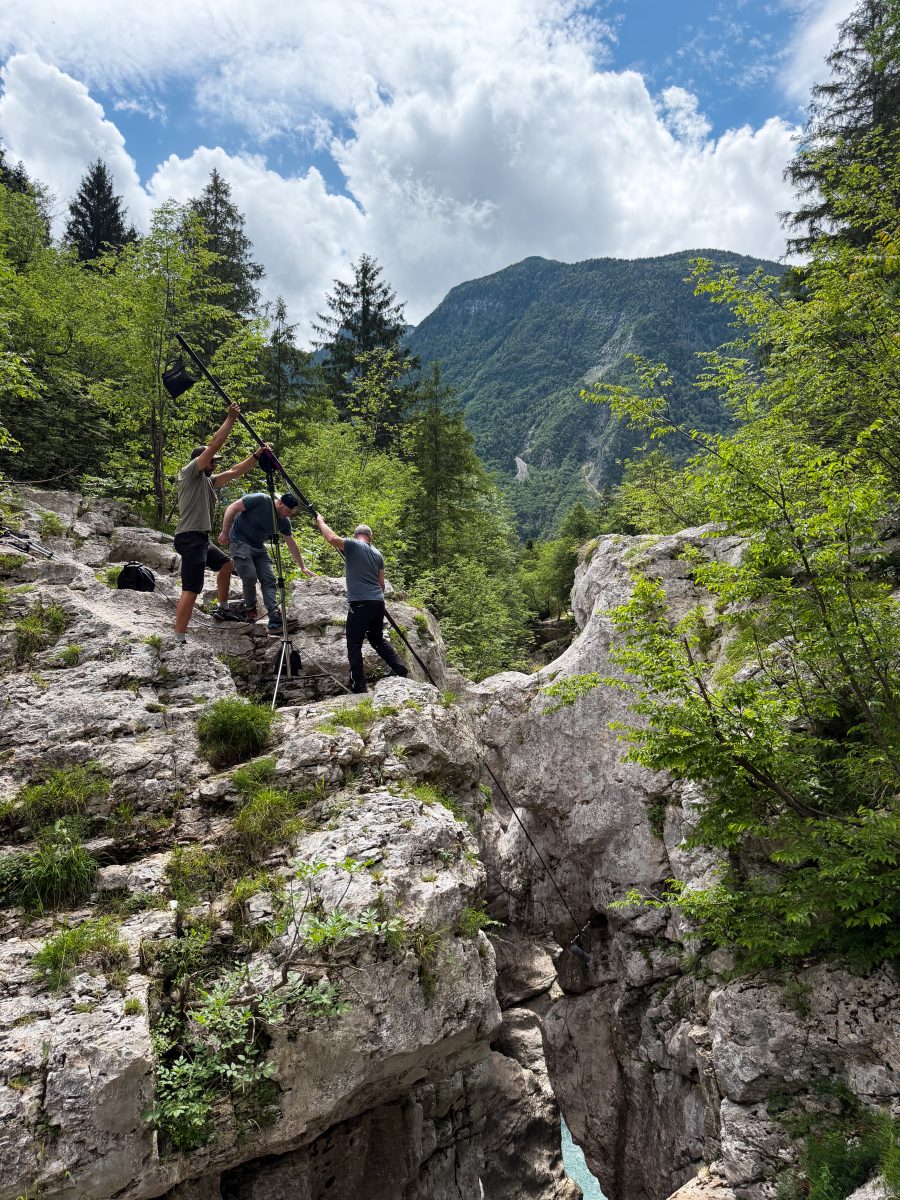 Priprave na snemanje zvoka v Velikih koritih Soče (foto Rožle Bregar)