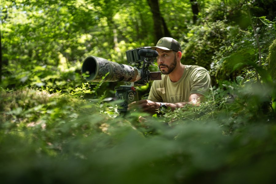 Rok Rozman med snemanjem živalstva (foto Rožle Bregar)