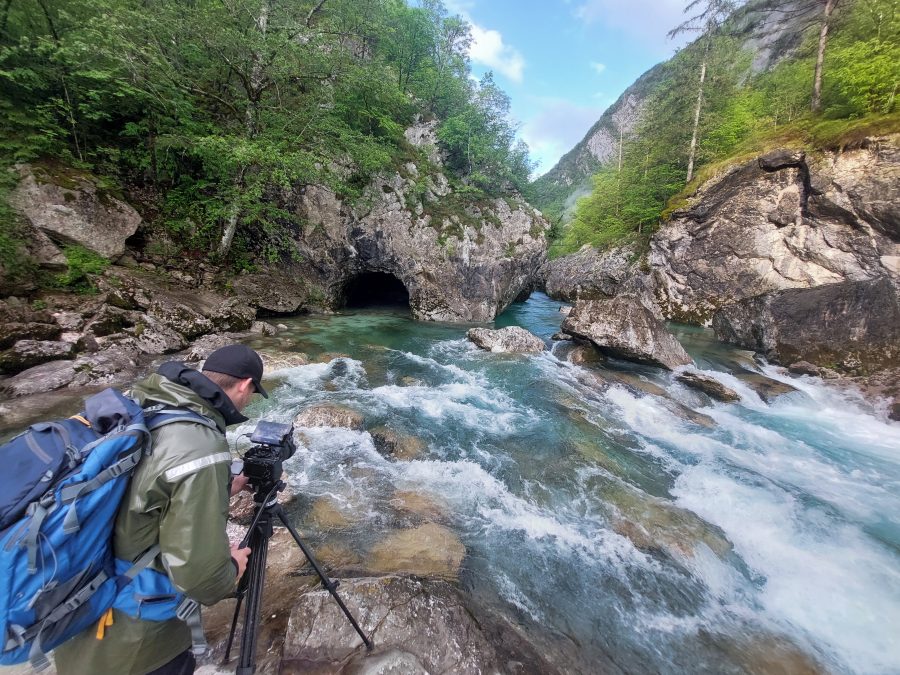 Rožle Bregar med snemanjem jezovne infrastrukture (foto Rok Rozman)