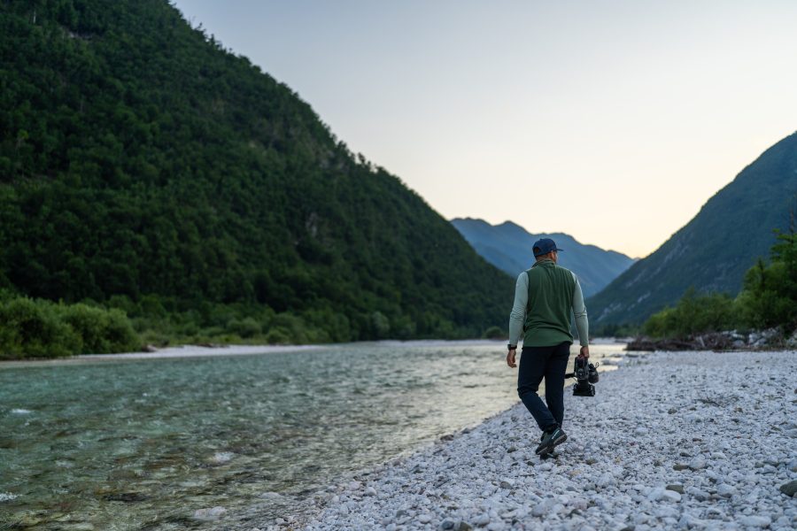 Rožle Bregar med snemanjem ob Soči (foto Rok Rozman)