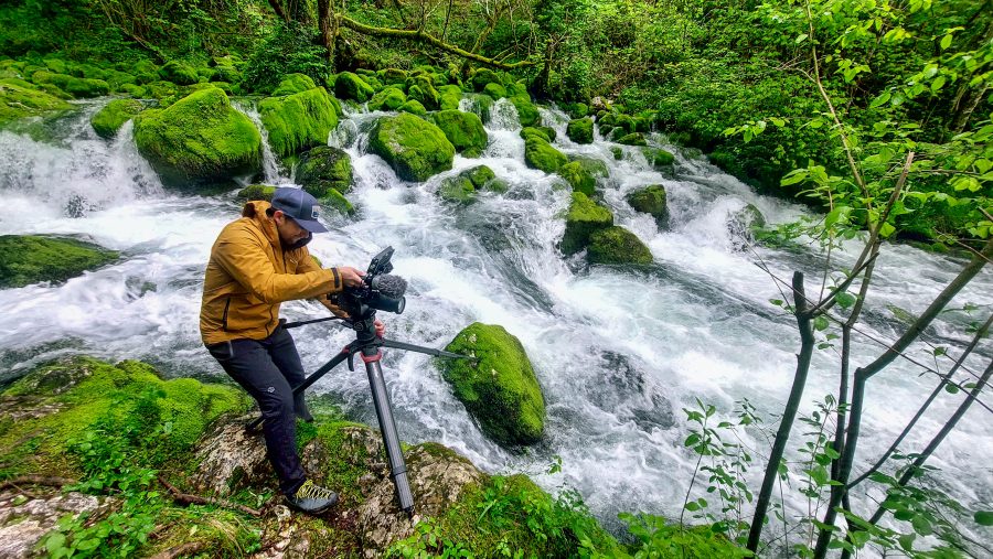 Rožle Bregar med snemanjem ob pritoku Soče (foto Rok Rozman)