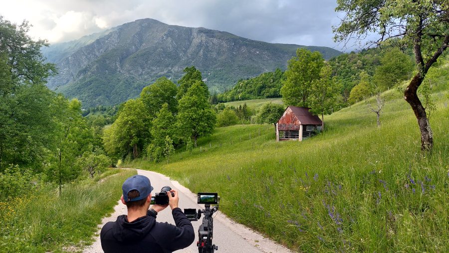 Rožle Bregar med snemanjem v vaseh nad Sočo (foto Rok Rozman)