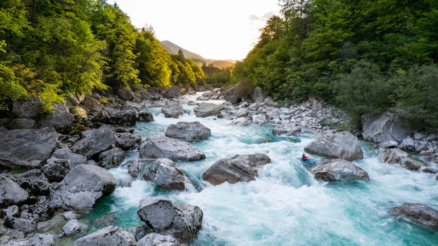 Veslanje v velikem kanjonu Soče (foto Rožle Bregar)